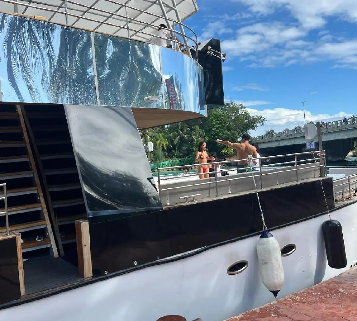 Catamarán de lujo HASTEN Hotel Cancun Botel